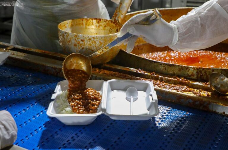 Pembagian Makanan 3